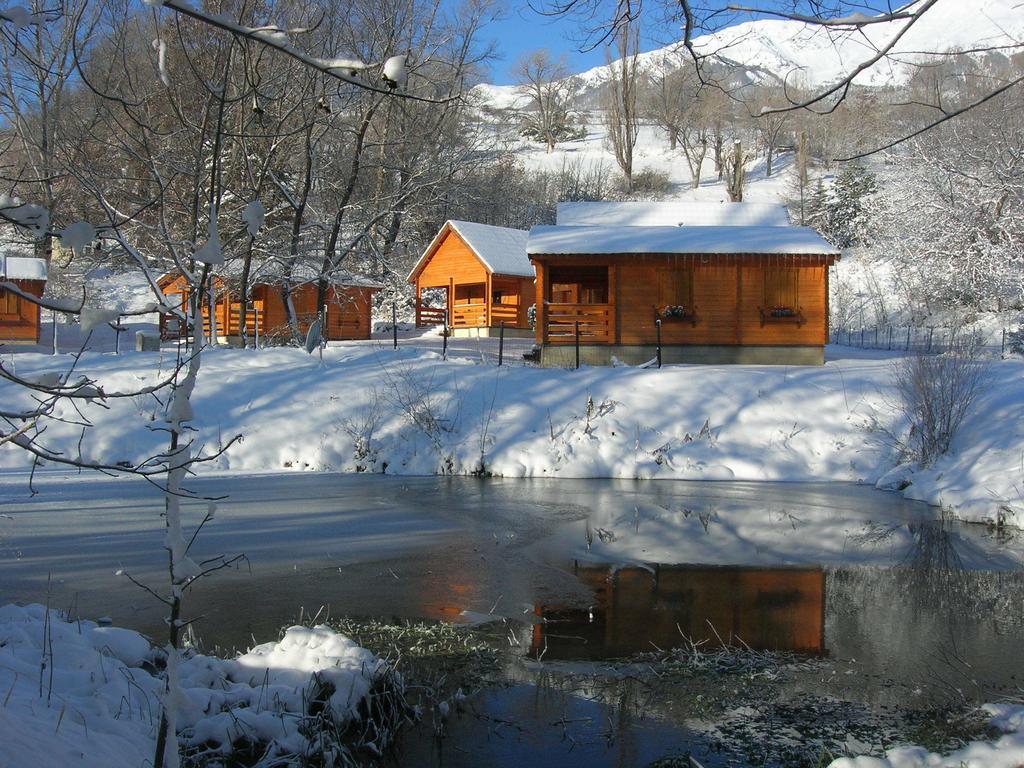 Camping, Hotel De Plein Air Les Cariamas Chateauroux-les-Alpes Exterior photo