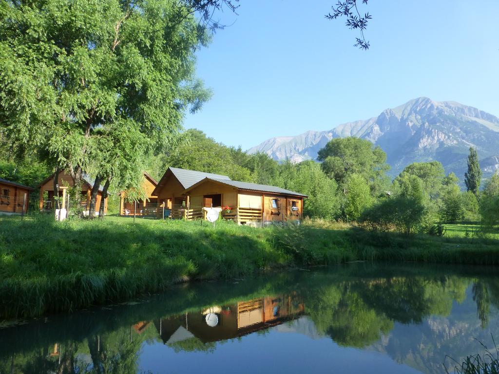 Camping, Hotel De Plein Air Les Cariamas Chateauroux-les-Alpes Exterior photo