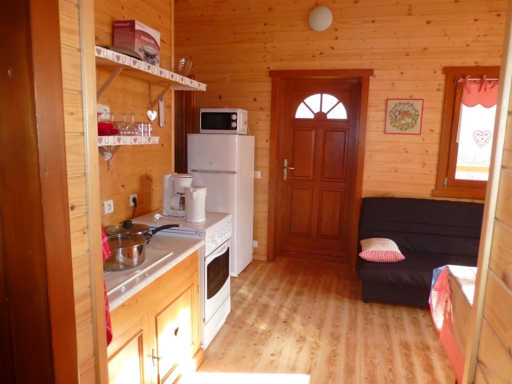 Camping, Hotel De Plein Air Les Cariamas Chateauroux-les-Alpes Exterior photo